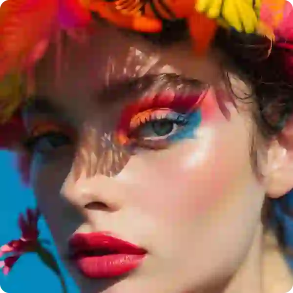 Verbessertes Foto einer Frau mit blauem und orangefarbenem Lidschatten, rotem Lippenstift und einem mehrfarbigen Federkopfschmuck.