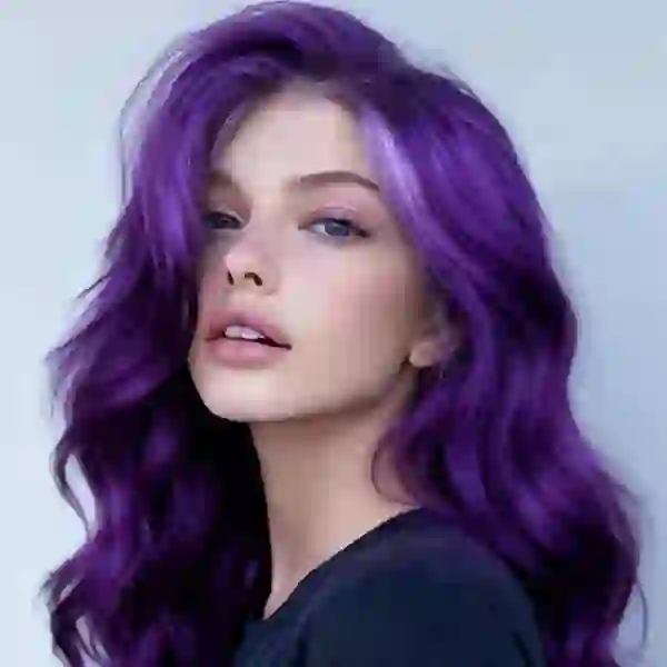 Porträt einer Frau mit lila Haaren.