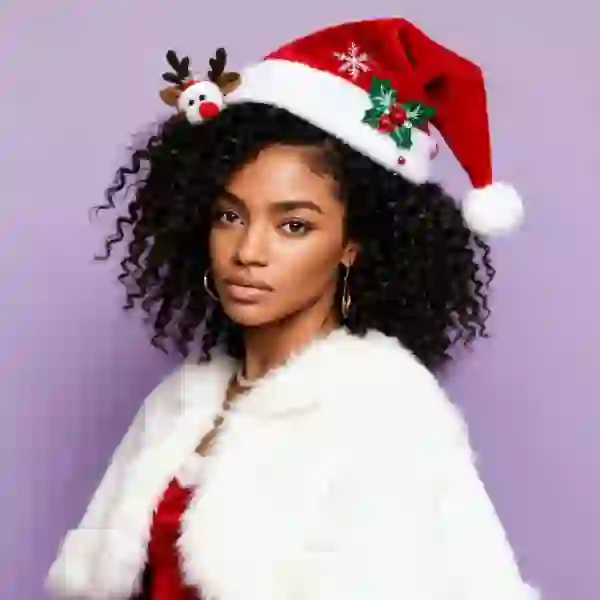 KI-generiertes Porträt einer Frau mit kurzen schwarzen Locken im Weihnachtsoutfit.