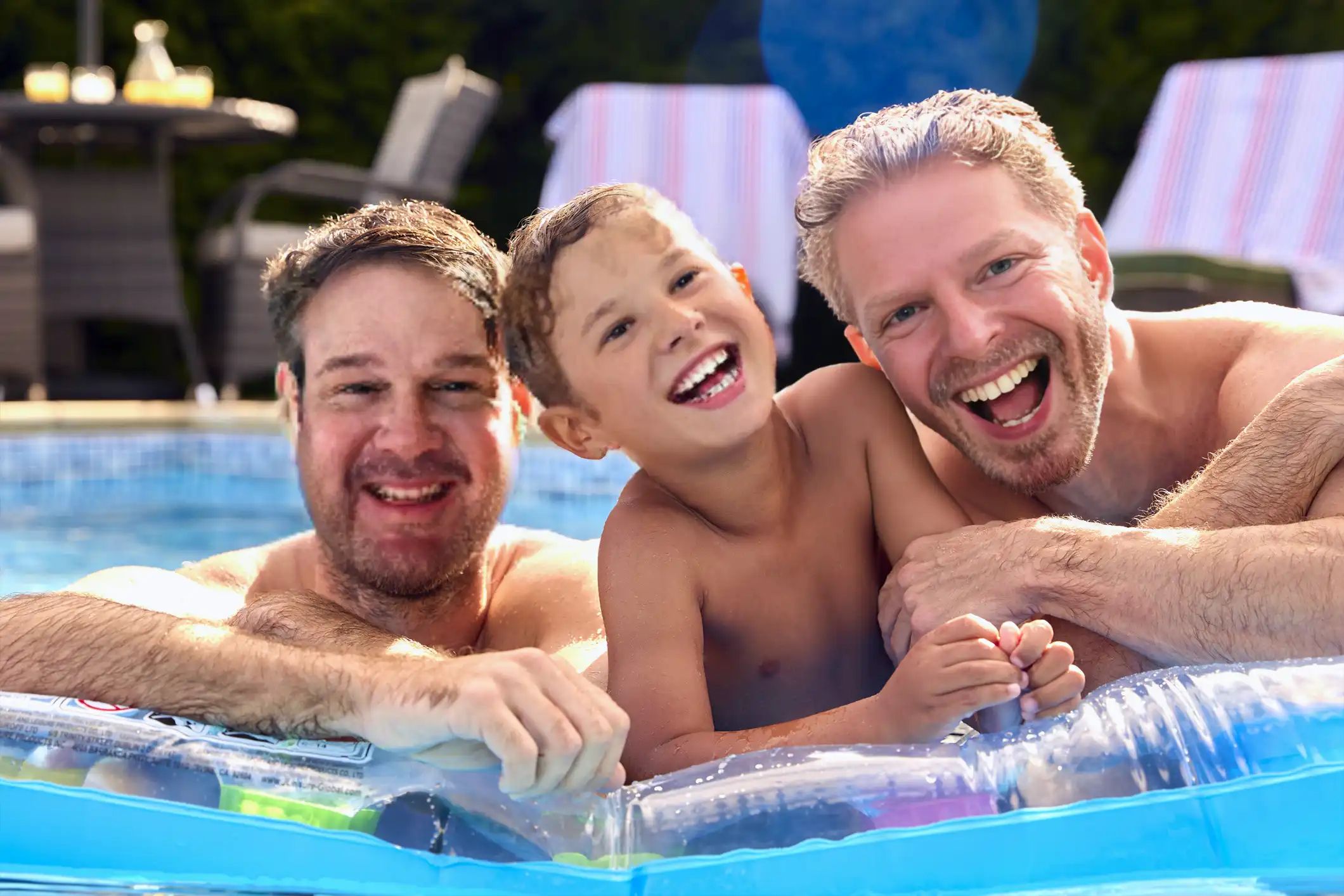 Ceci est une capture d'écran des pères gays et de leur fils après la vidéo d'échange de visages multiples. Ils jouent toujours tous les trois au bord de la piscine en riant. Les visages des pères gays ont été échangés avec Cam et Mitch de Modern Family, et le visage du fils a été échangé avec Luke Dunphy.