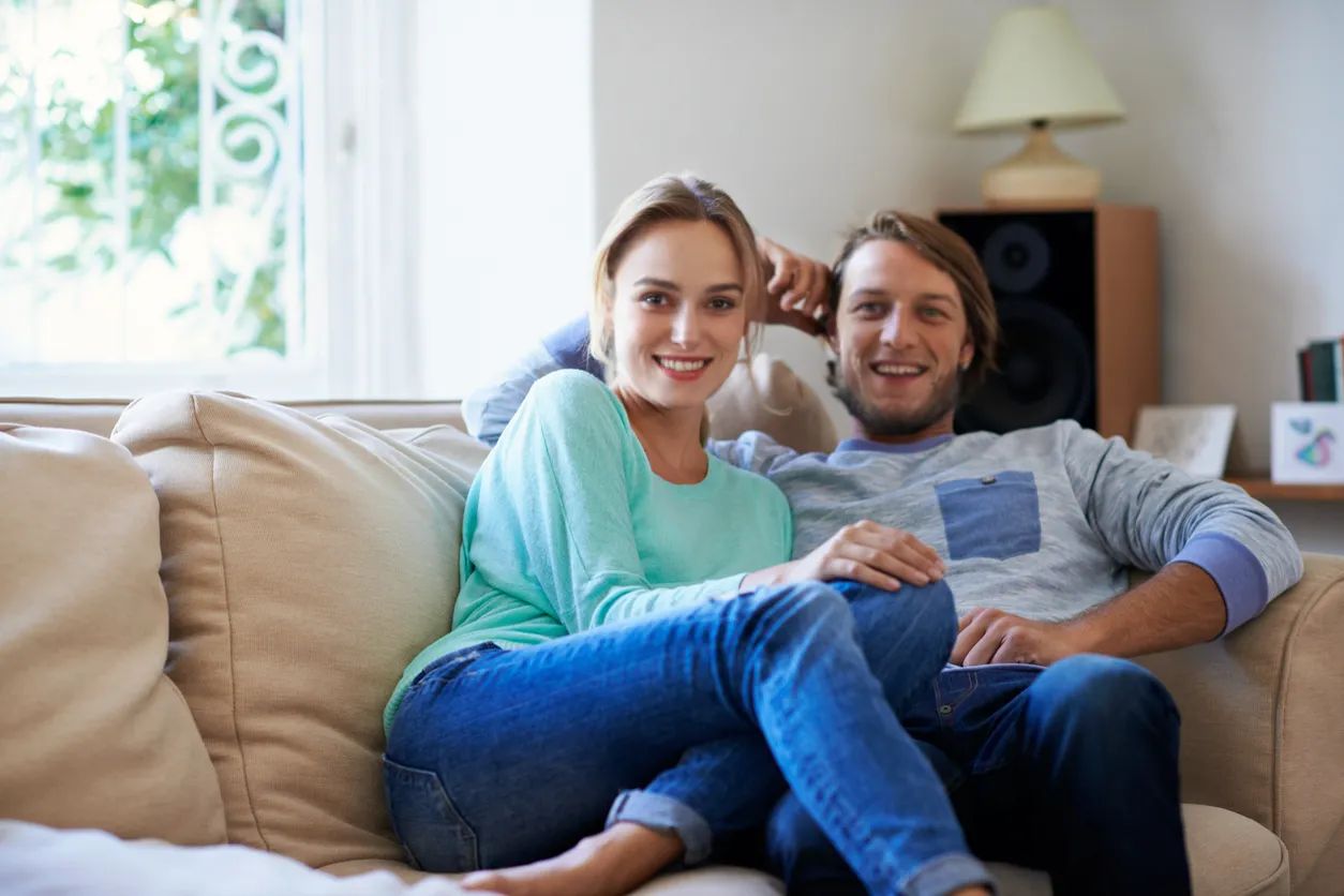 Une capture d'écran du couple dans la publicité après la vidéo d'échange de visages multiples. Dans la vidéo, le visage de la femme est échangé avec le rôle principal féminin d'Atonement, et le visage de l'homme est échangé avec le rôle principal masculin, semblant parfaitement homogène.