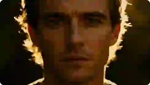 Förbättrad bild av en närbild av en mans ansikte med dramatisk belysning.