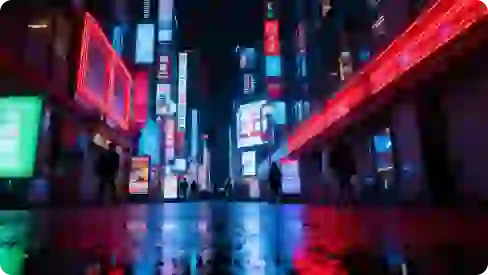 Förbättrad bild av en levande neonupplyst gatubild på natten med glödande skyltar och reflektioner på den våta trottoaren, vilket skapar en futuristisk atmosfär.