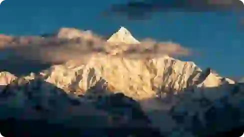 Förbättrad bild av en fantastisk utsikt över en snötäckt bergskedja