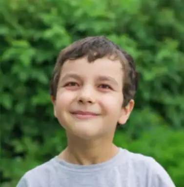 Um menino tirou uma foto com os olhos fechados