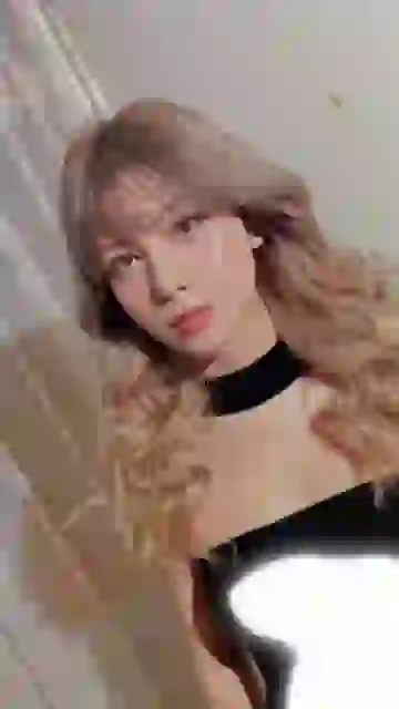 Une influenceuse vietnamienne mignonne aux longs cheveux blonds ondulés et aux traits délicats, utilisée pour démontrer l'échange de visages par IA dans une vidéo.