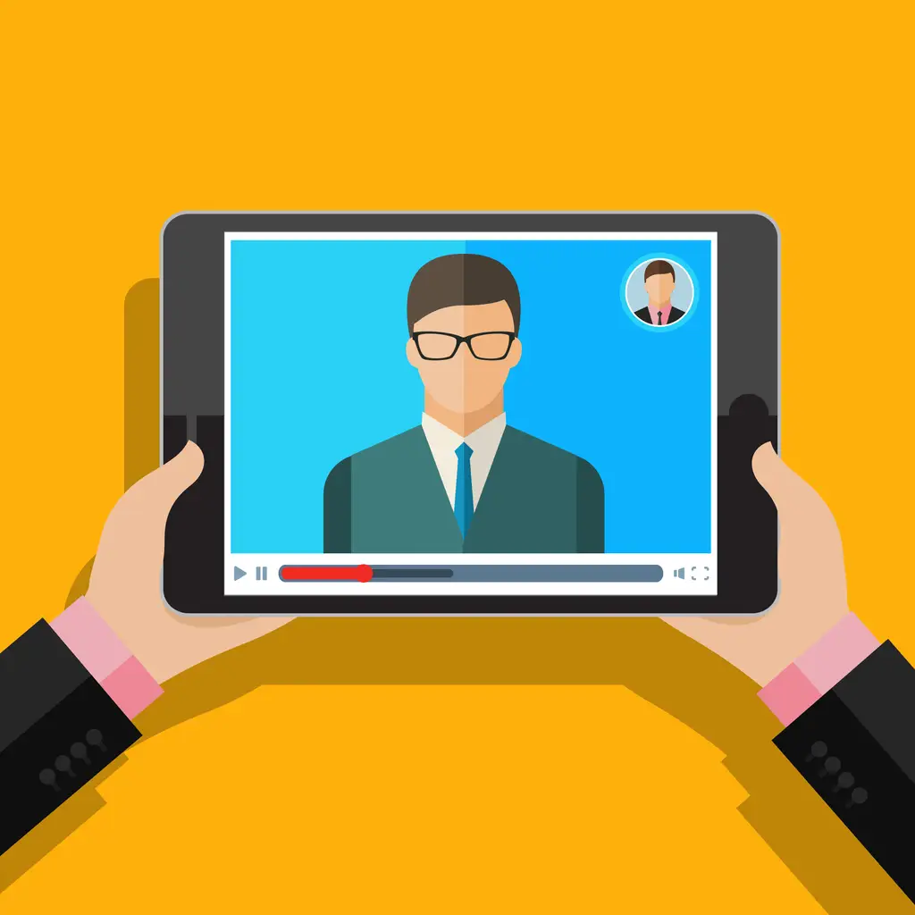 Une personne regarde une vidéo sur une tablette, montrant un homme en costume et portant des lunettes.